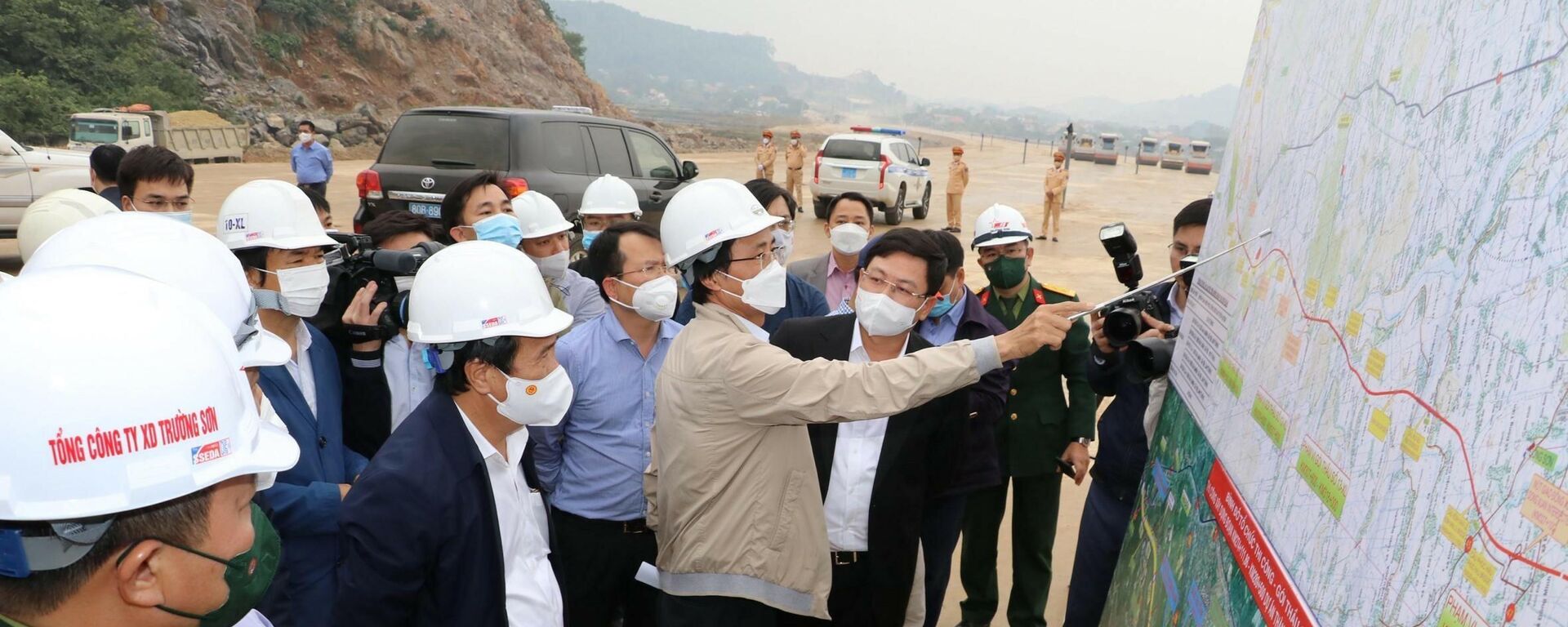 Đơn vị thi công báo cáo tiến độ thực hiện dự án với Phó Thủ tướng Lê Văn Thành và đoàn công tác - Sputnik Việt Nam, 1920, 15.12.2021