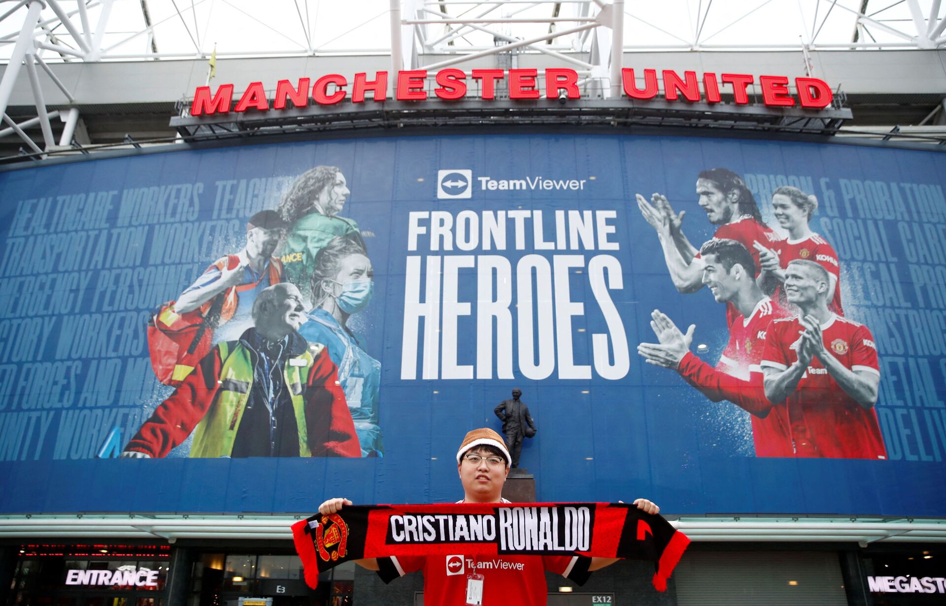 Người đàn ông tạo dáng trước Old Trafford sau khi hoãn trận đấu Premier League của Manchester United với Brentford tại sân Brentford Community Stadium do một loạt các xét nghiệm dương tính Covid của cầu thủ và nhân viên, Manchester, Vương quốc Anh - Sputnik Việt Nam, 1920, 15.12.2021