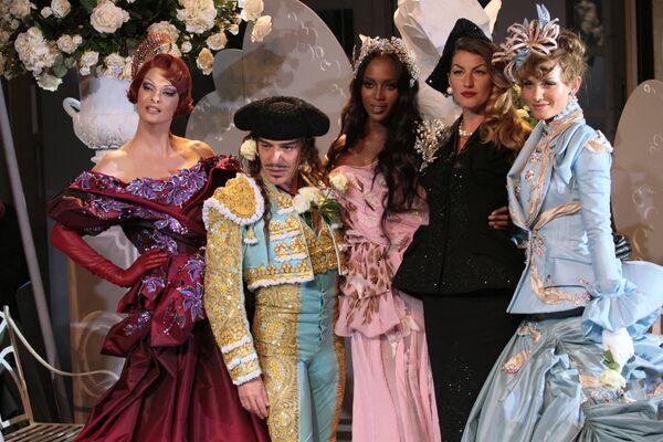 Nhà thiết kế John Galliano chụp cùng Linda Evangelista, Naomi Campbell và Gisele Bundchen vào cuối buổi trình diễn bộ sưu tập Haute Couture của Christian Dior ở Paris - Sputnik Việt Nam