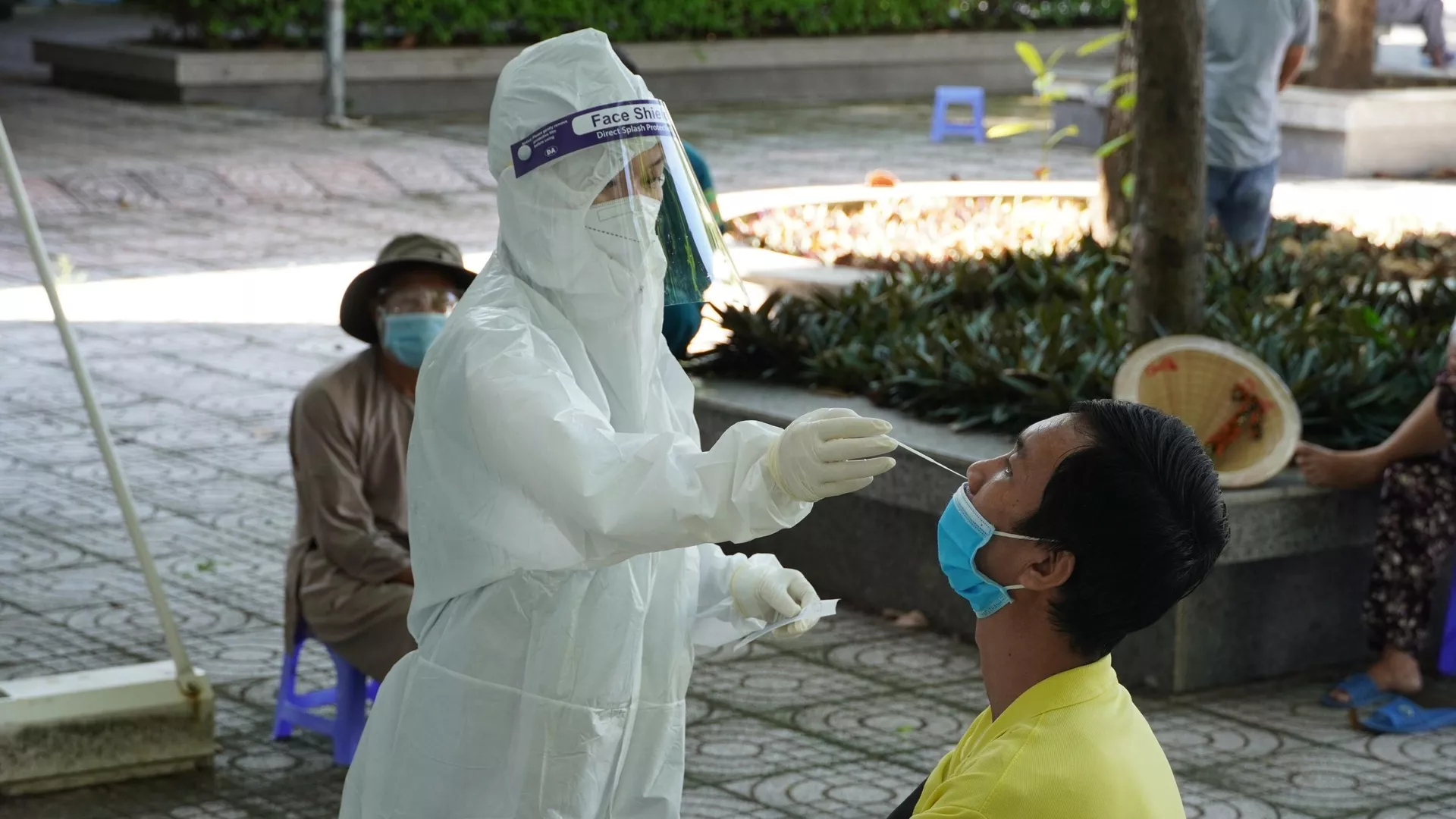Nhân viên y tế lấy mẫu test nhanh cho người dân xã Long Sơn, thành phố Vũng Tàu - đây đang là vùng đỏ của tỉnh Nhân viên y tế lấy mẫu test nhanh cho người dân xã Long Sơn, thành phố Vũng Tàu - đây đang là vùng đỏ của tỉnh - Sputnik Việt Nam, 1920, 20.12.2021