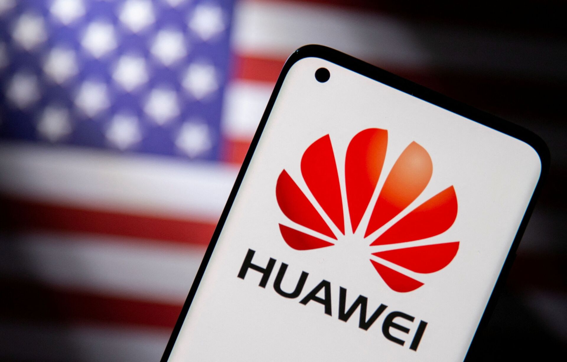 Điện thoại thông minh Huawei trên nền cờ Hoa Kỳ - Sputnik Việt Nam, 1920, 23.12.2021