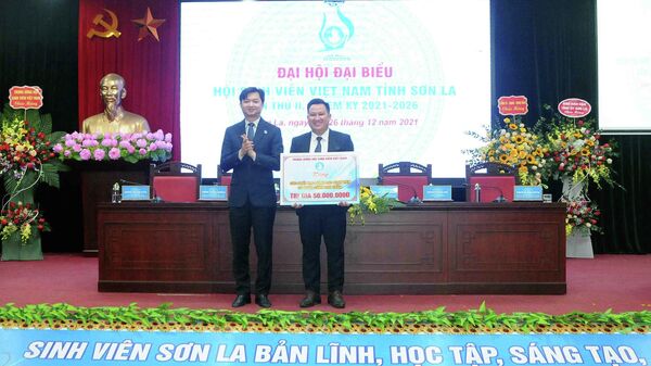 Đồng chí Nguyễn Tuấn Anh, Chủ tịch Hội Sinh viên Việt Nam tỉnh Sơn La khóa II, nhiệm kỳ 2021-2026 nhận các suất học bổng tặng sinh viên có hoàn cảnh khó khăn của tỉnh Sơn La do đồng chí Nguyễn Minh Triết, Bí thư Trung ương Đoàn, Chủ tịch Trung ương Hội Sinh viên Việt Nam trao tặng - Sputnik Việt Nam