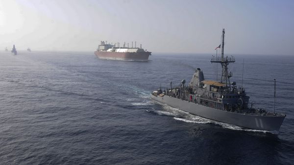 Đội tàu Hải quân Mỹ hộ tống tàu chở khí tự nhiên hóa lỏng (LNG) - Sputnik Việt Nam