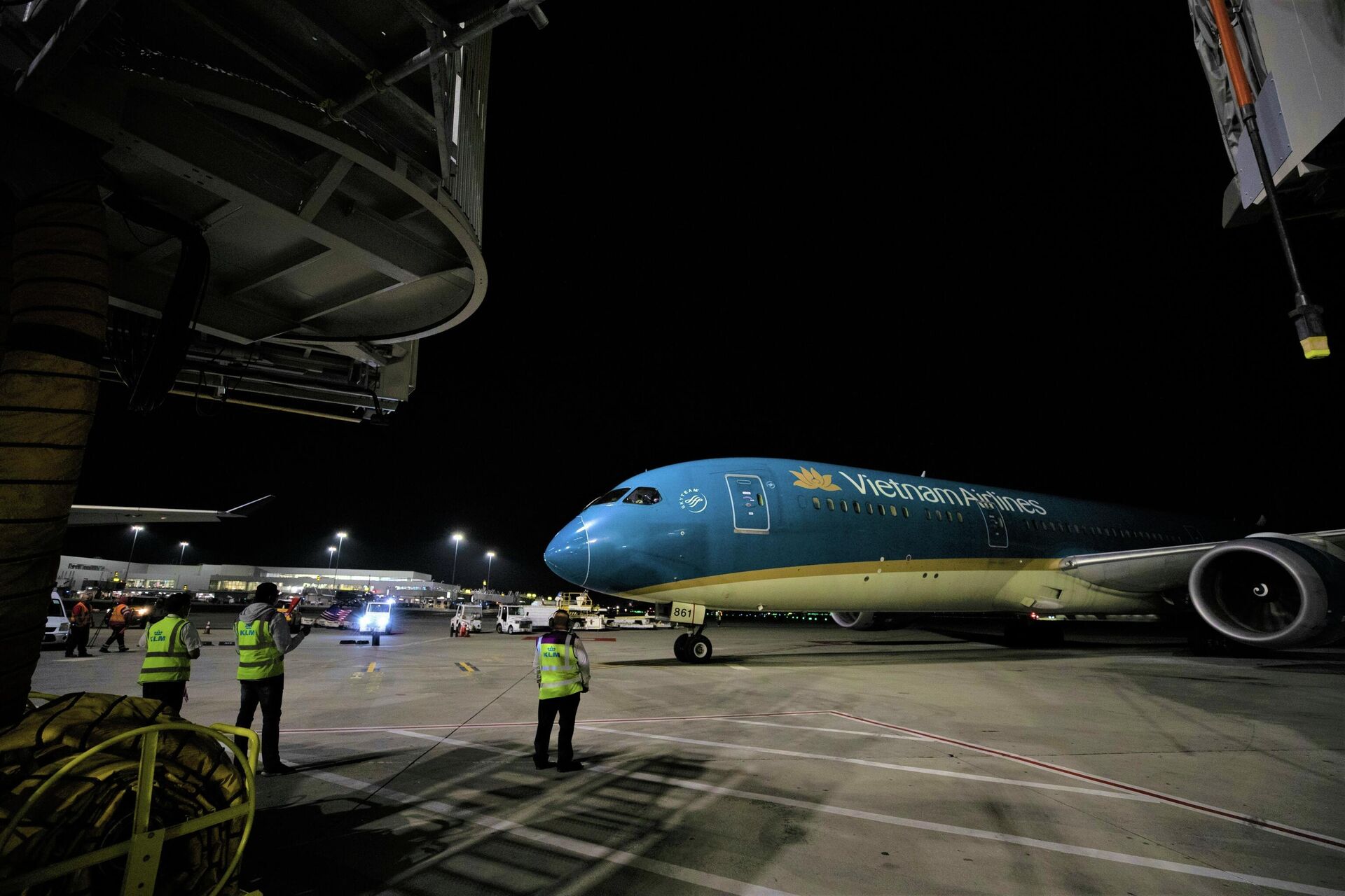 Chuyến bay mang số hiệu VN98 của hãng hàng không Quốc gia Việt Nam (Vietnam Airlines) đã hạ cánh tại sân bay San Francisco (Mỹ), trở thành chuyến bay lịch sử đánh dấu sự kiện đường bay thẳng thương mại thường lệ giữa Việt Nam và Mỹ chính thức được khai mở, ngày 29/11/2021. - Sputnik Việt Nam, 1920, 29.12.2021