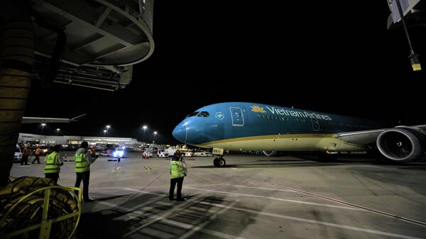 Chuyến bay mang số hiệu VN98 của hãng hàng không Quốc gia Việt Nam (Vietnam Airlines) đã hạ cánh tại sân bay San Francisco (Mỹ), trở thành chuyến bay lịch sử đánh dấu sự kiện đường bay thẳng thương mại thường lệ giữa Việt Nam và Mỹ chính thức được khai mở, ngày 29/11/2021. - Sputnik Việt Nam