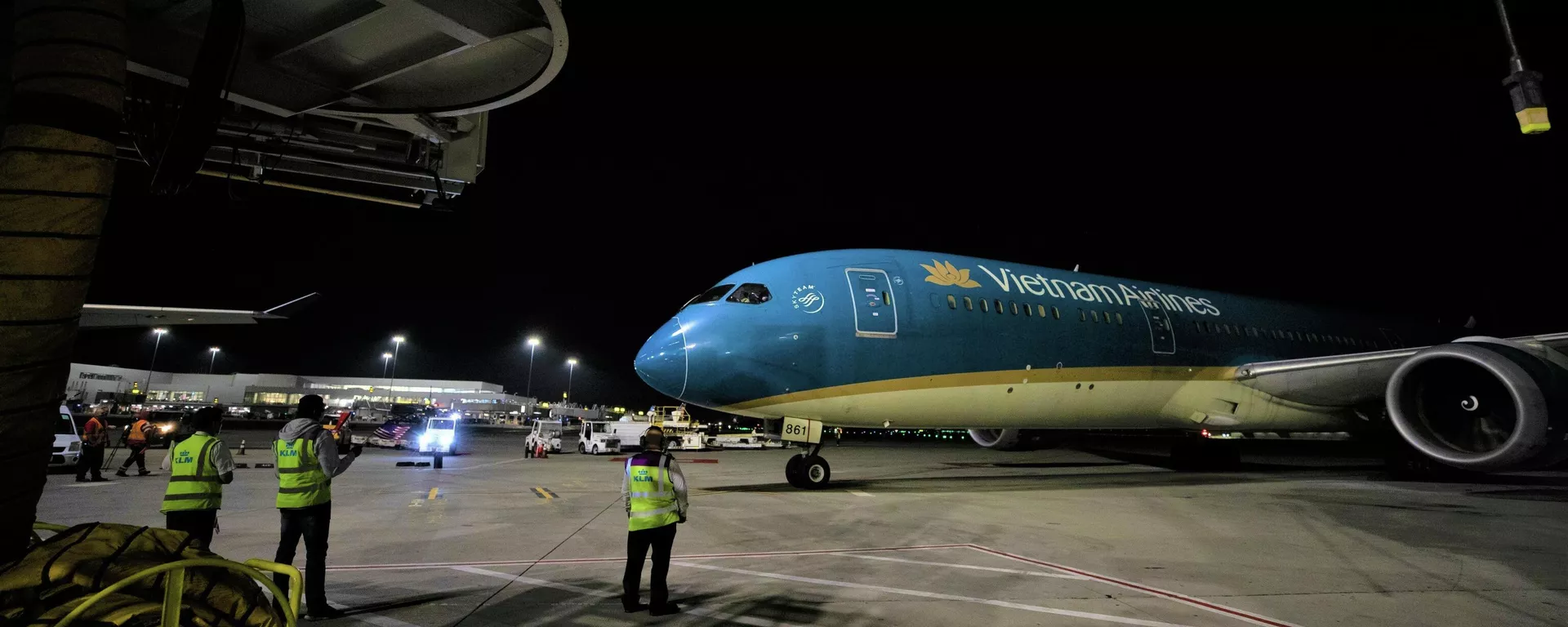 Chuyến bay mang số hiệu VN98 của hãng hàng không Quốc gia Việt Nam (Vietnam Airlines) đã hạ cánh tại sân bay San Francisco (Mỹ), trở thành chuyến bay lịch sử đánh dấu sự kiện đường bay thẳng thương mại thường lệ giữa Việt Nam và Mỹ chính thức được khai mở, ngày 29/11/2021. - Sputnik Việt Nam, 1920, 20.01.2022