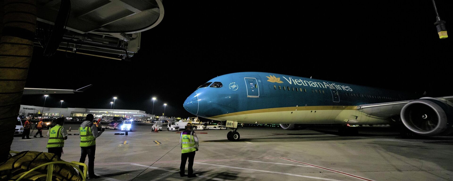 Chuyến bay mang số hiệu VN98 của hãng hàng không Quốc gia Việt Nam (Vietnam Airlines) đã hạ cánh tại sân bay San Francisco (Mỹ), trở thành chuyến bay lịch sử đánh dấu sự kiện đường bay thẳng thương mại thường lệ giữa Việt Nam và Mỹ chính thức được khai mở, ngày 29/11/2021. - Sputnik Việt Nam, 1920, 14.02.2022