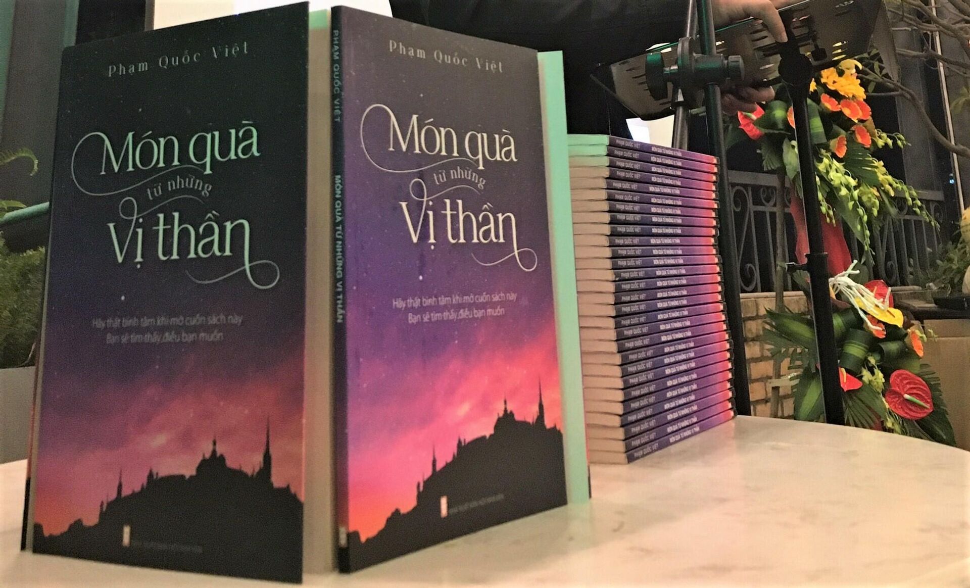 Cuốn sách “Món quà từ những vị thần” của anh Phạm Quốc Việt - Sputnik Việt Nam, 1920, 29.12.2021