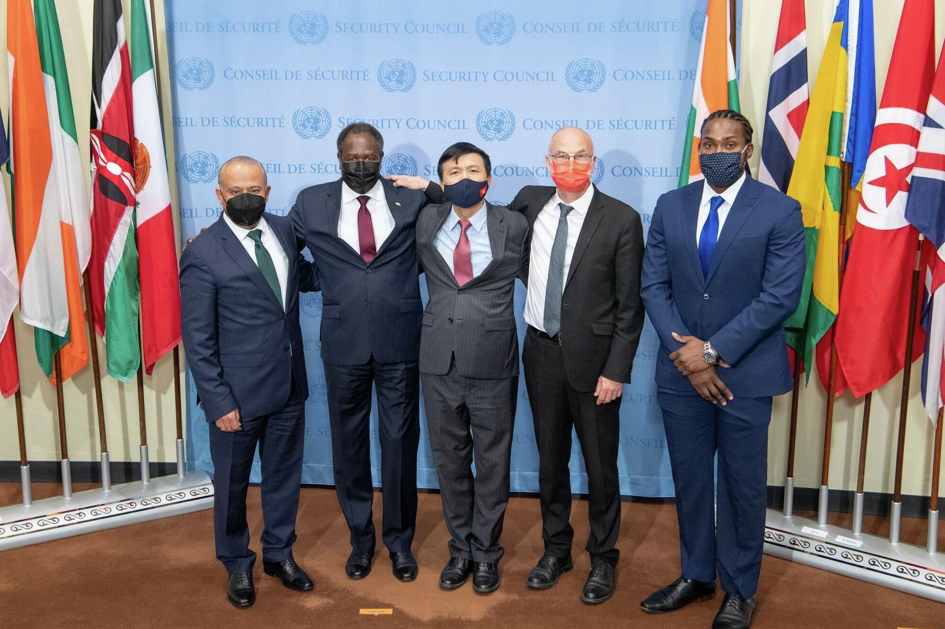 Đại sứ các nước Estonia, Niger, Saint Vincents & the Grenadines, Tunisia và Việt Nam tại lễ hạ quốc kỳ. Đại sứ các nước Estonia, Niger, Saint Vincents & the Grenadines, Tunisia và Việt Nam tại lễ hạ quốc kỳ. - Sputnik Việt Nam, 1920, 01.01.2022