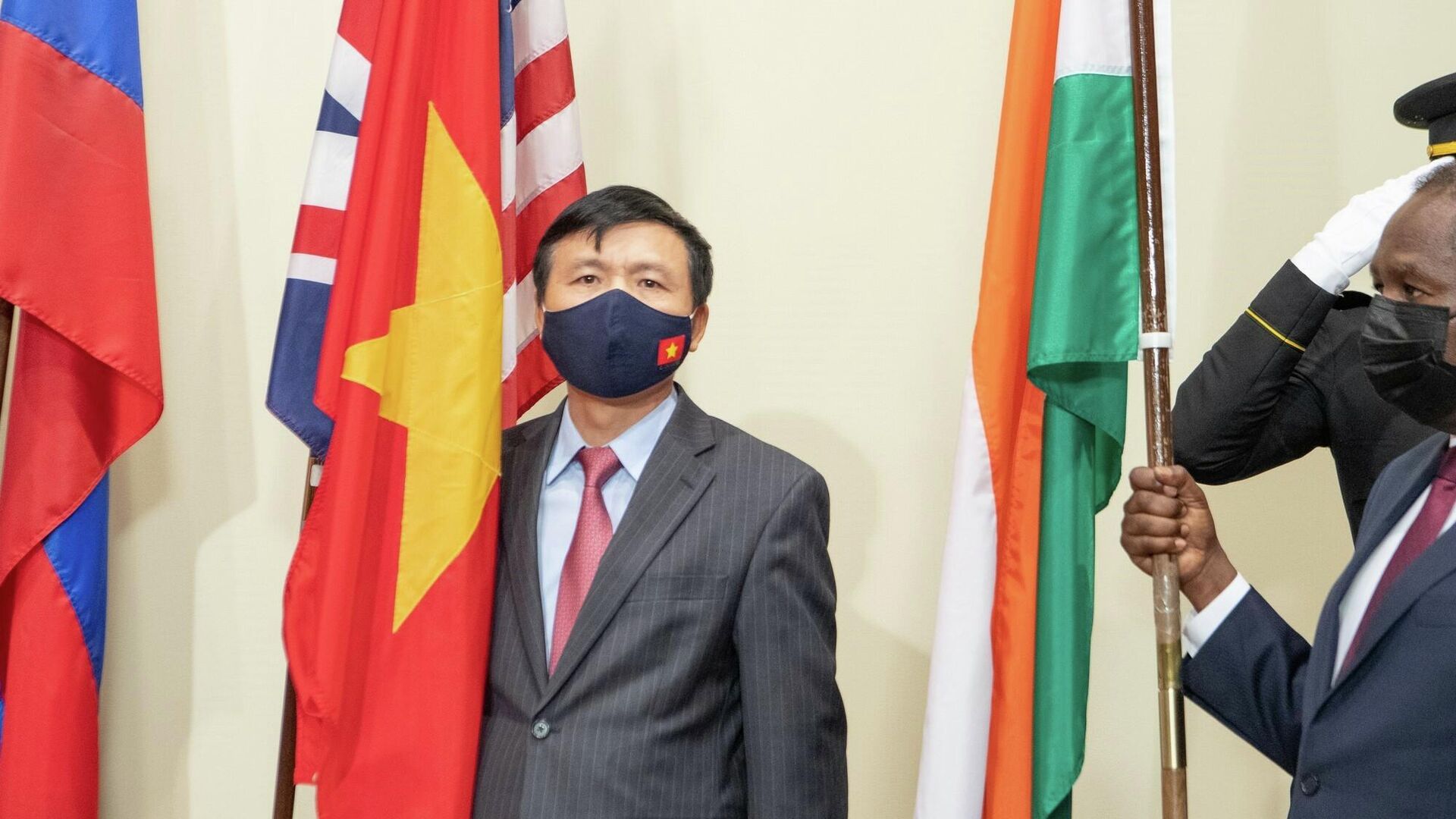 Đại sứ Đặng Đình Quý, Trưởng Phái đoàn đại diện Việt Nam tại Liên Hợp Quốc, tham gia lễ hạ quốc kỳ. Đại sứ Đặng Đình Quý, Trưởng Phái đoàn đại diện Việt Nam tại Liên Hợp Quốc, tham gia lễ hạ quốc kỳ. - Sputnik Việt Nam, 1920, 01.01.2022