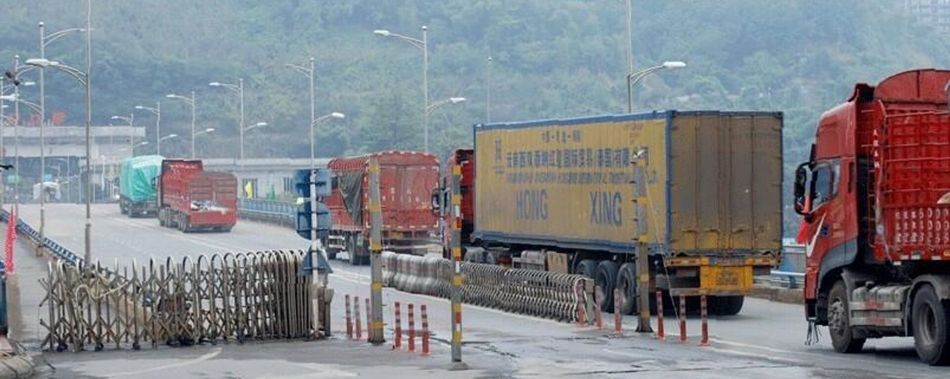Những chuyến xe nối nhau qua cầu Kim Thành mang theo hy vọng về một năm mới thành công. - Sputnik Việt Nam, 1920, 02.01.2022
