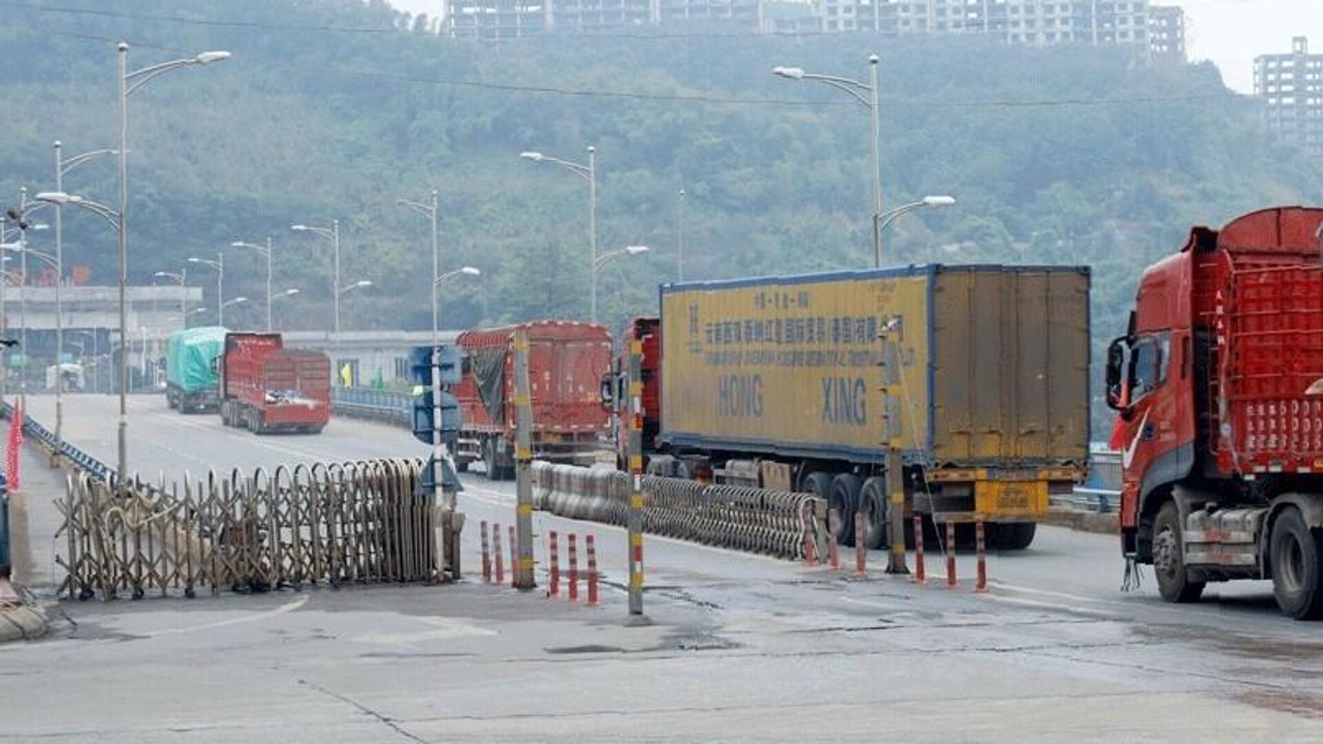 Những chuyến xe nối nhau qua cầu Kim Thành mang theo hy vọng về một năm mới thành công. Những chuyến xe nối nhau qua cầu Kim Thành mang theo hy vọng về một năm mới thành công. - Sputnik Việt Nam, 1920, 02.01.2022