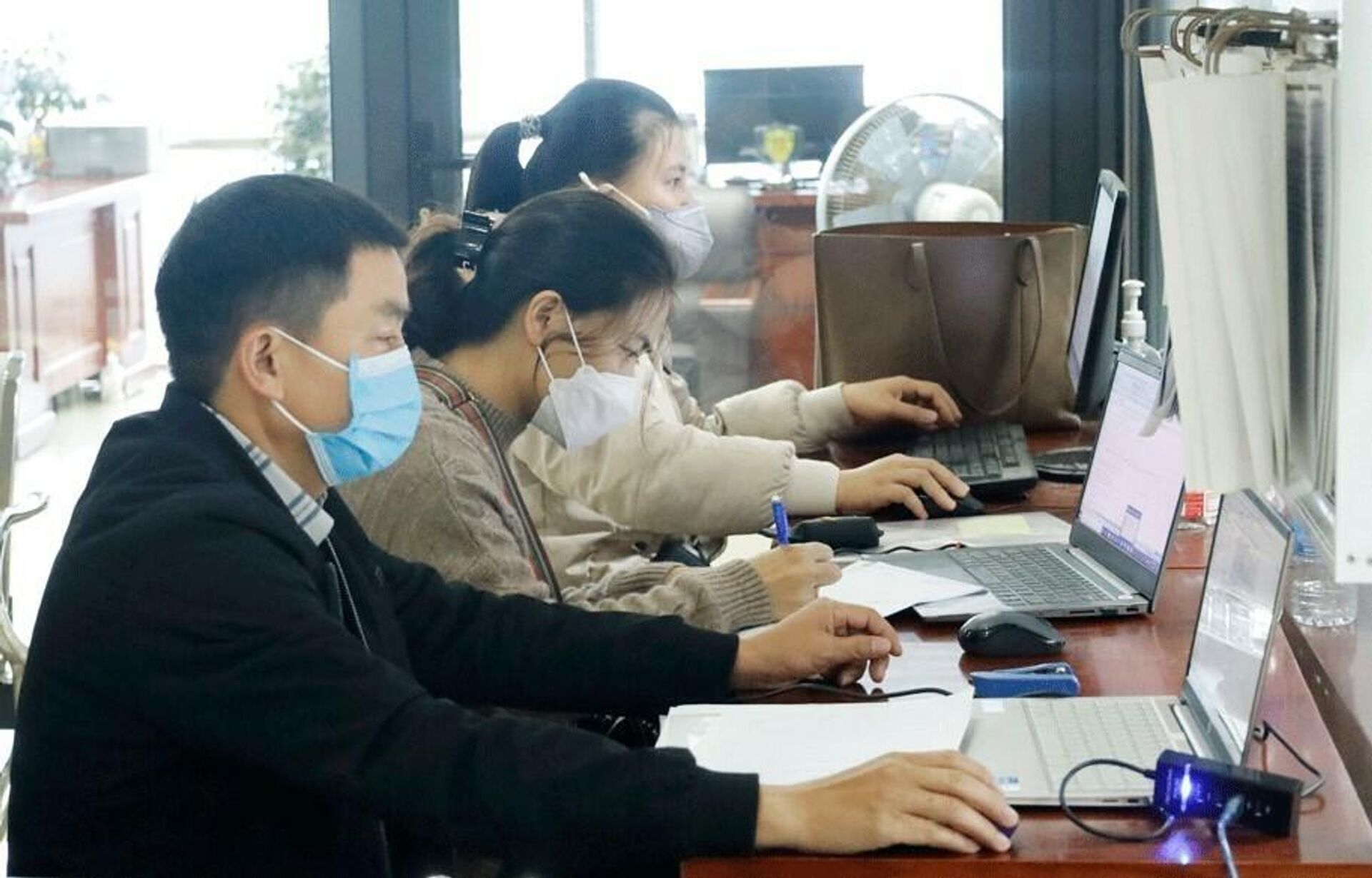 Các doanh nghiệp đến làm thủ tục mở tờ khai hàng xuất khẩu trong ngày đầu năm 2022 tại Chi cục Hải quan cửa khẩu Lào Cai. Các doanh nghiệp đến làm thủ tục mở tờ khai hàng xuất khẩu trong ngày đầu năm 2022 tại Chi cục Hải quan cửa khẩu Lào Cai. - Sputnik Việt Nam, 1920, 01.01.2022