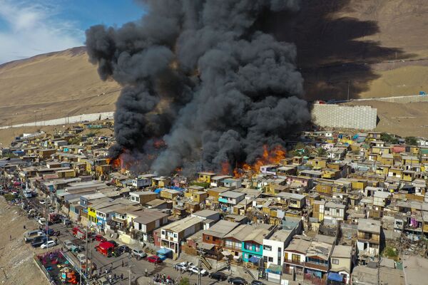 Nhà cháy trong thành phố Iquique, Chile - Sputnik Việt Nam