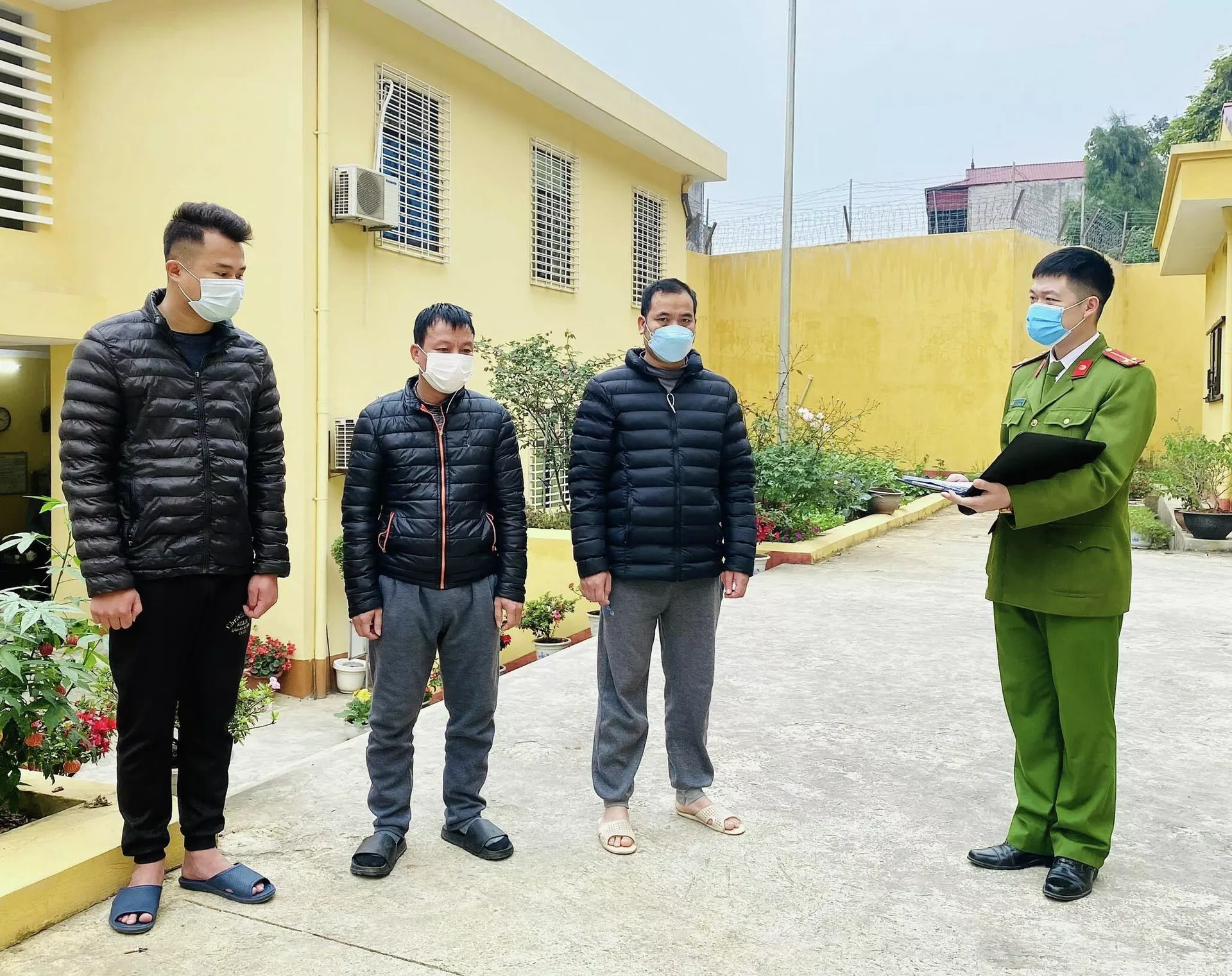 Ba đối tượng bị bắt giữ tại cơ quan điều tra Ba đối tượng bị bắt giữ tại cơ quan điều tra - Sputnik Việt Nam, 1920, 17.01.2022