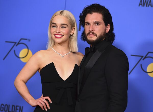 Emilia Clarke và Kit Harington tại phòng họp báo ở Beverly Hills, California. Các ngôi sao của loạt phim &quot;Game of Thrones&quot; năm nay sẽ bước sang tuổi 36 - Sputnik Việt Nam