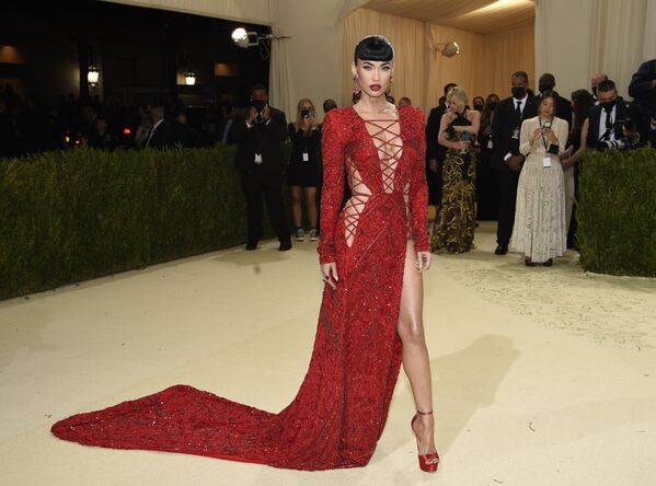 Nữ diễn viên Megan Fox tại sự kiện Viện trang phục Met Gala 2021 ở New York. Ngôi sao phim &quot;Transformers&quot; năm nay tròn 36 tuổi - Sputnik Việt Nam