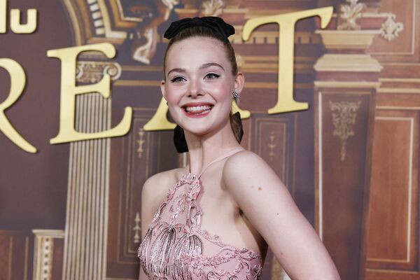 Nữ diễn viên Elle Fanning trong buổi ra mắt phim bộ «The Great». Nữ diễn viên trẻ năm nay tròn 24 tuổi - Sputnik Việt Nam