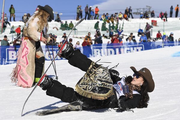 Hoa hậu Rodeo California Queen Jackie Scarry sau khi ngã trên đường đua slalom trong cuộc đua cao bồi thường niên lần thứ 47 tại khu nghỉ mát trượt tuyết Steamboat ở Steamboat Springs, Colorado - Sputnik Việt Nam