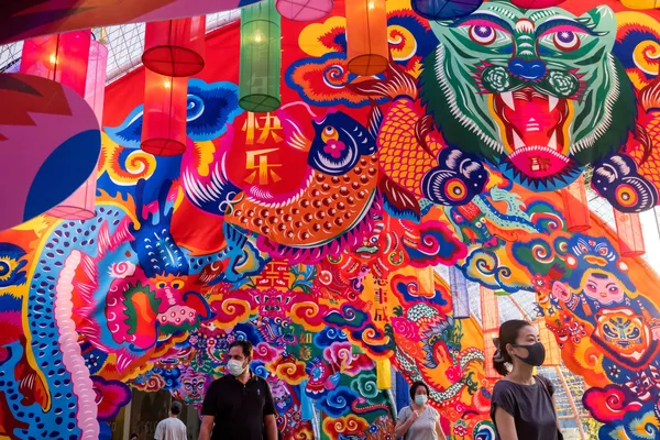 Trang trí trung tâm mua sắm chuẩn bị đón Tết Nguyên đán ở Bangkok