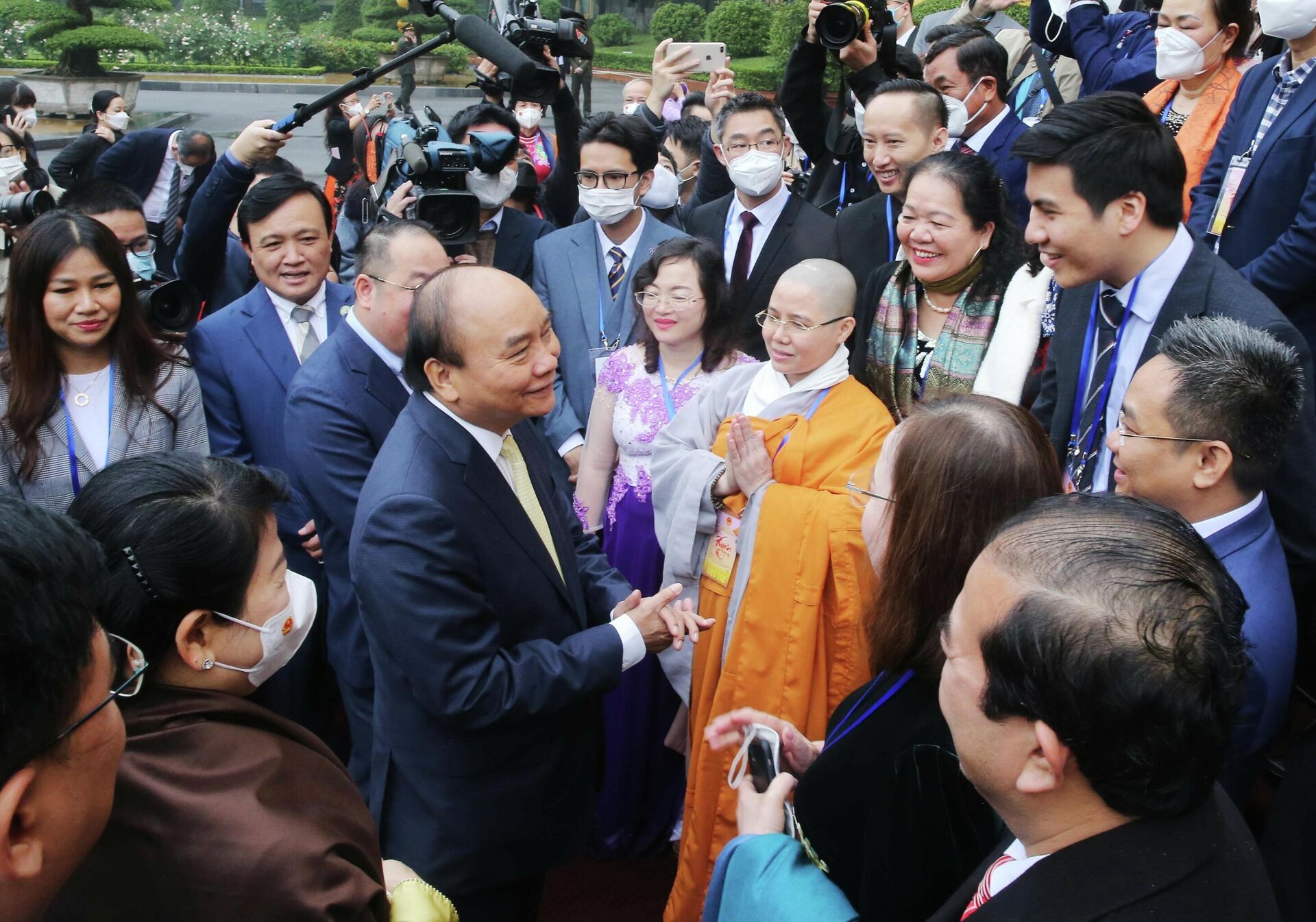 Chủ tịch nước Nguyễn Xuân Phúc và Phu nhân cùng kiều bào thả cá tại Khu di tích Chủ tịch Hồ Chí Minh - Sputnik Việt Nam, 1920, 22.01.2022