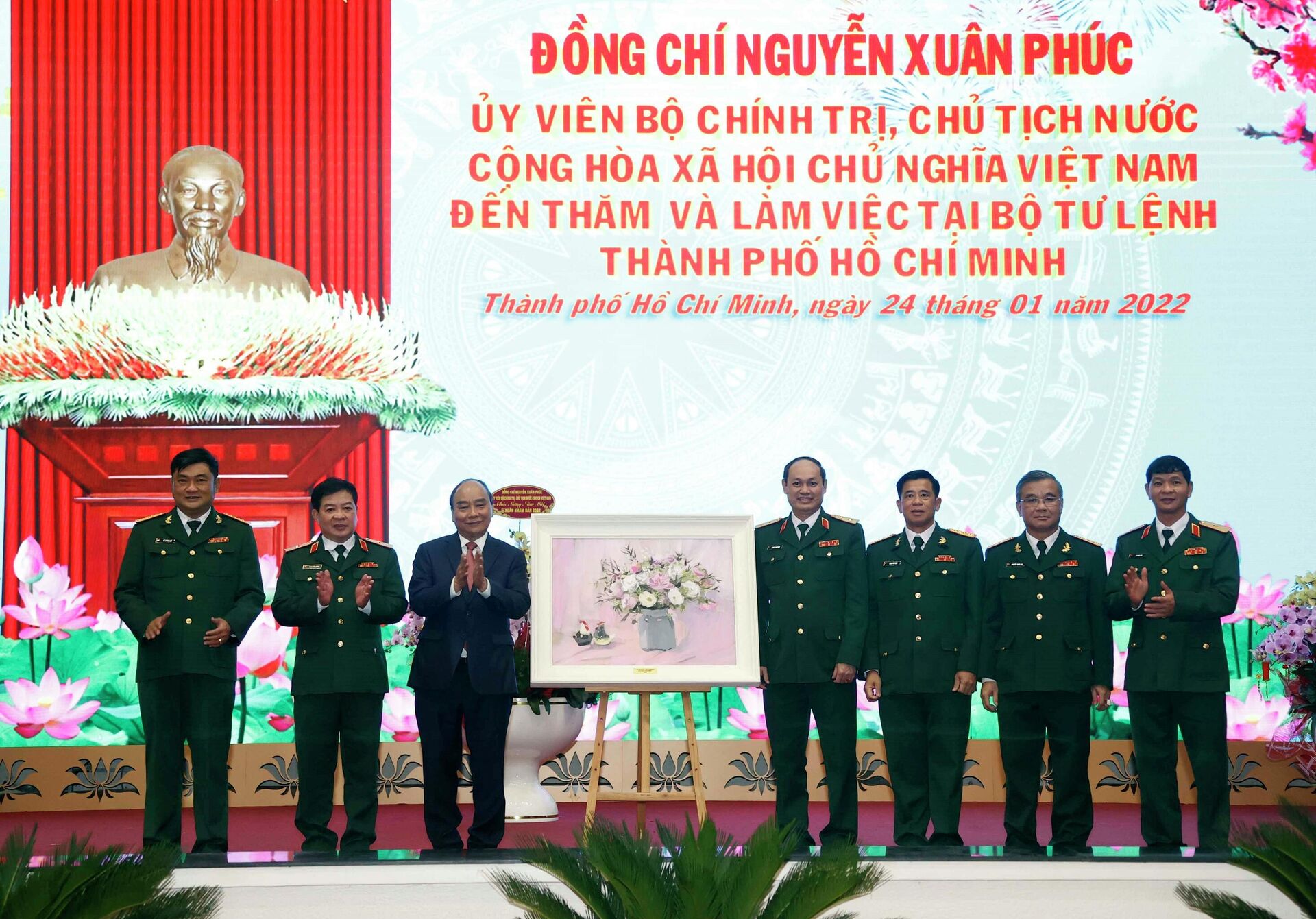 Chủ tịch nước Nguyễn Xuân Phúc chúc Tết cán bộ, sỹ quan chỉ huy Bộ Tư lệnh Thành phố Hồ Chí Minh - Sputnik Việt Nam, 1920, 24.01.2022