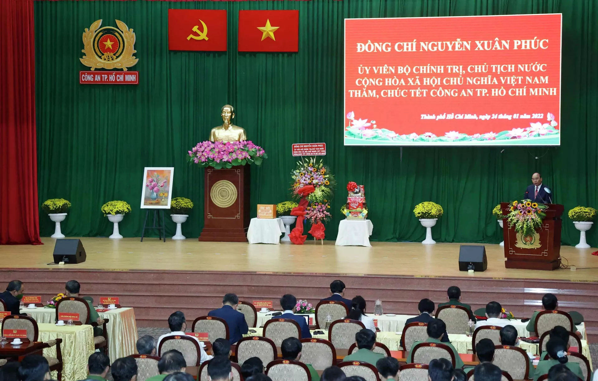 Chủ tịch nước Nguyễn Xuân Phúc chúc Tết cán bộ, chiến sỹ Công an Thành phố Hồ Chí Minh Chủ tịch nước Nguyễn Xuân Phúc chúc Tết cán bộ, chiến sỹ Công an Thành phố Hồ Chí Minh - Sputnik Việt Nam, 1920, 24.01.2022