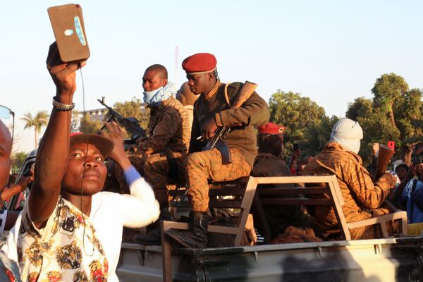 Người đàn ông quay phim quân đội sau khi Tổng thống Kaboré bị lật đổ ở Ouagadougou, Burkina Faso - Sputnik Việt Nam