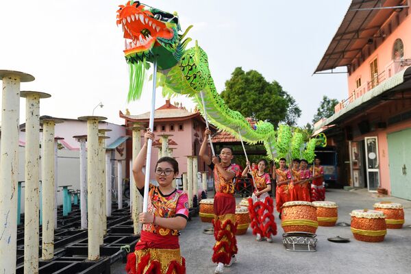 Diễn tập múa rồng tại Đoàn nghệ thuật múa lân sư rồng Tú Anh Đường trước thềm Tết Nguyên đán ở Cần Thơ, Việt Nam - Sputnik Việt Nam