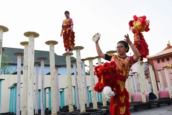 Diễn tập múa Lân leo cột tại Đoàn nghệ thuật múa lân sư rồng Tú Anh Đường trước thềm Tết Nguyên đán ở Cần Thơ, Việt Nam - Sputnik Việt Nam