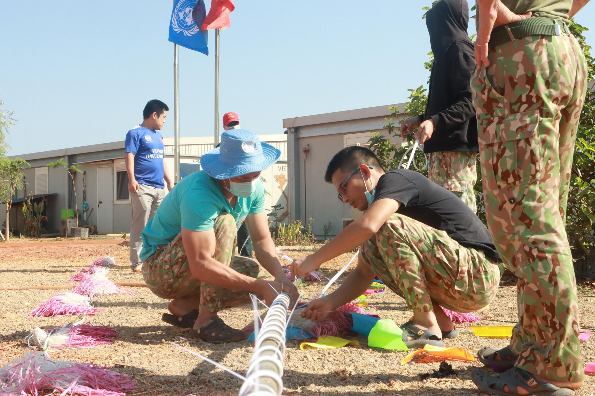 Các chiến sĩ mũ nồi xanh Việt Nam thuộc lực lượng GGHB LHQ tại Nam Sudan dựng cây Nêu chào đón Tết Nhâm Dần 2022 - Sputnik Việt Nam, 1920, 28.01.2022