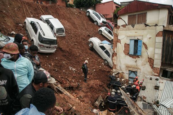 Lính cứu hỏa trong đống đổ nát ở khu vực Ankadifoc, Antananarivo, Madagascar - Sputnik Việt Nam