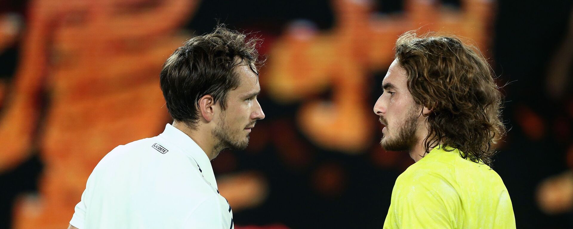 Daniil Medvedev (Nga) và Stefanos Tsitsipas (Hy Lạp) sau trận bán kết Australian Open 2021 - Sputnik Việt Nam, 1920, 29.01.2022