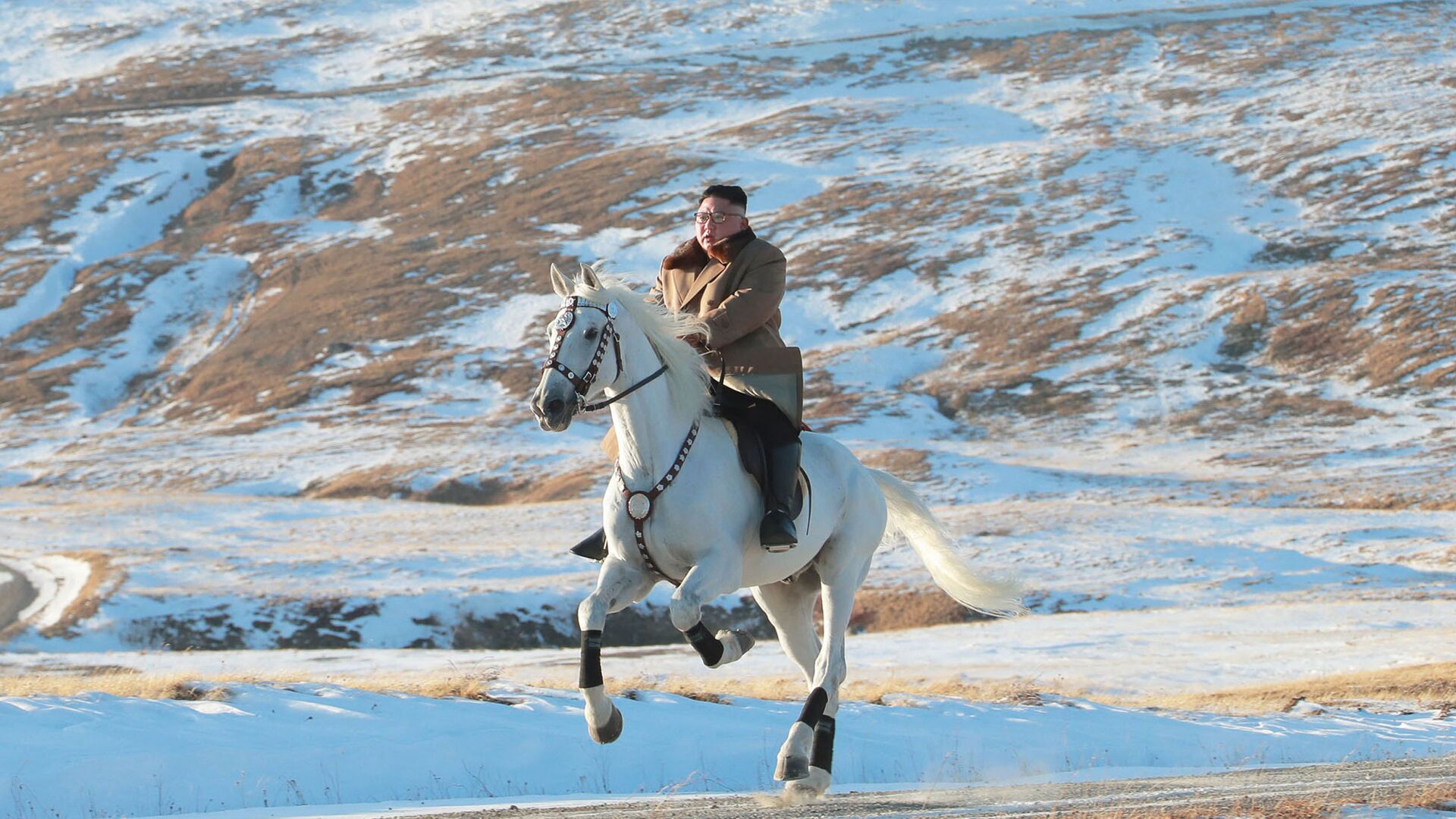 Nhà lãnh đạo Bắc Triều Tiên Kim Jong-un cưỡi ngựa - Sputnik Việt Nam, 1920, 02.02.2022