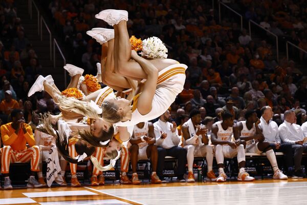 Đội cổ vũ Tennessee nhảy salto trong trận đấu bóng rổ giữa Tennessee và Texas A&amp;M ở Knoxville, Mỹ - Sputnik Việt Nam