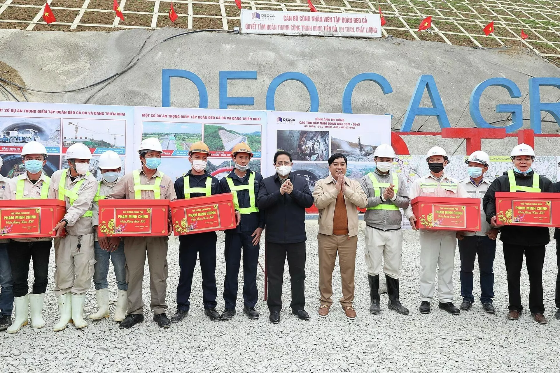 Thủ tướng Phạm Minh Chính tặng quà cho kỹ sư, công nhân thi công cao tốc Bắc - Nam phía Đông đoạn qua hầm Thung Thi (Mai Sơn-Thanh Hoá) Thủ tướng Phạm Minh Chính tặng quà cho kỹ sư, công nhân thi công cao tốc Bắc - Nam phía Đông đoạn qua hầm Thung Thi (Mai Sơn-Thanh Hoá) - Sputnik Việt Nam, 1920, 04.02.2022