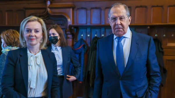 Ngoại trưởng Anh Liz Truss và Ngoại trưởng Nga Sergei Lavrov trong cuộc gặp tại Nhà tiếp tân của Bộ Ngoại giao Nga - Sputnik Việt Nam