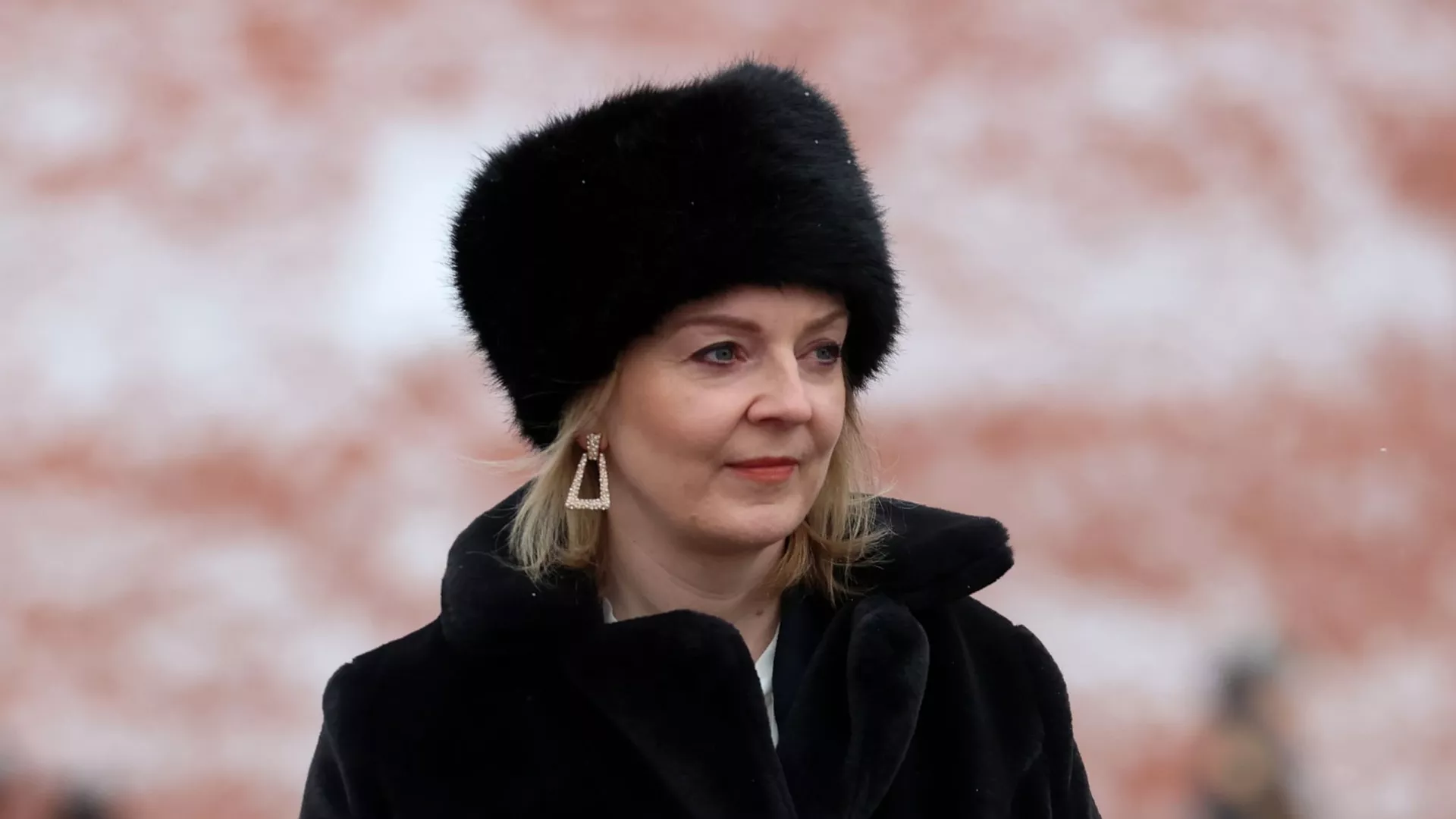 Ngoại trưởng Anh Liz Truss sau khi dự lễ đặt vòng hoa tại Lăng mộ Chiến sĩ vô danh ở Vườn Alexandrov Ngoại trưởng Anh Liz Truss sau khi dự lễ đặt vòng hoa tại Lăng mộ Chiến sĩ vô danh ở Vườn Alexandrov - Sputnik Việt Nam, 1920, 03.07.2022