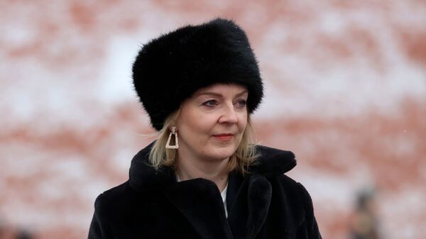 Ngoại trưởng Anh Liz Truss sau khi dự lễ đặt vòng hoa tại Lăng mộ Chiến sĩ vô danh ở Vườn Alexandrov - Sputnik Việt Nam