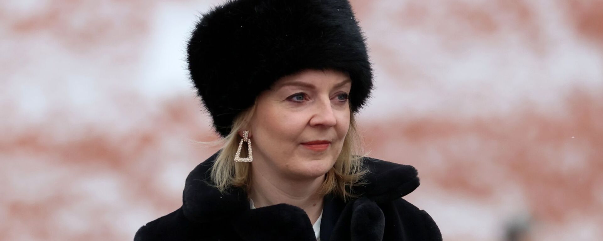 Ngoại trưởng Anh Liz Truss sau khi dự lễ đặt vòng hoa tại Lăng mộ Chiến sĩ vô danh ở Vườn Alexandrov - Sputnik Việt Nam, 1920, 10.02.2022