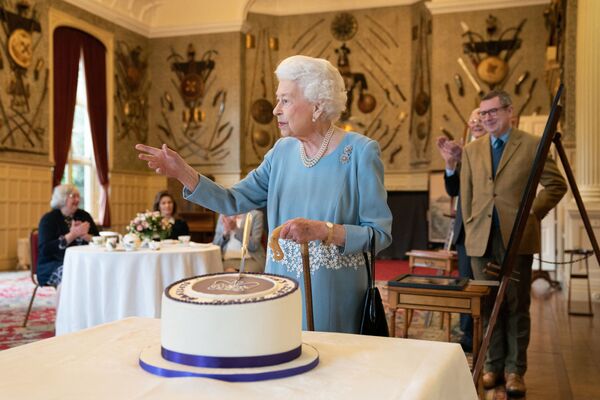 Nữ hoàng Elizabeth II trước chiếc bánh kỷ niệm 60 năm trị vì của bà tại dinh thự ở Norfolk - Sputnik Việt Nam