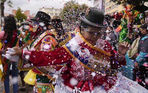 Người phụ nữ đeo tấm chắn bảo vệ trong lễ khai mạc lễ hội hóa trang ở La Paz, Bolivia - Sputnik Việt Nam