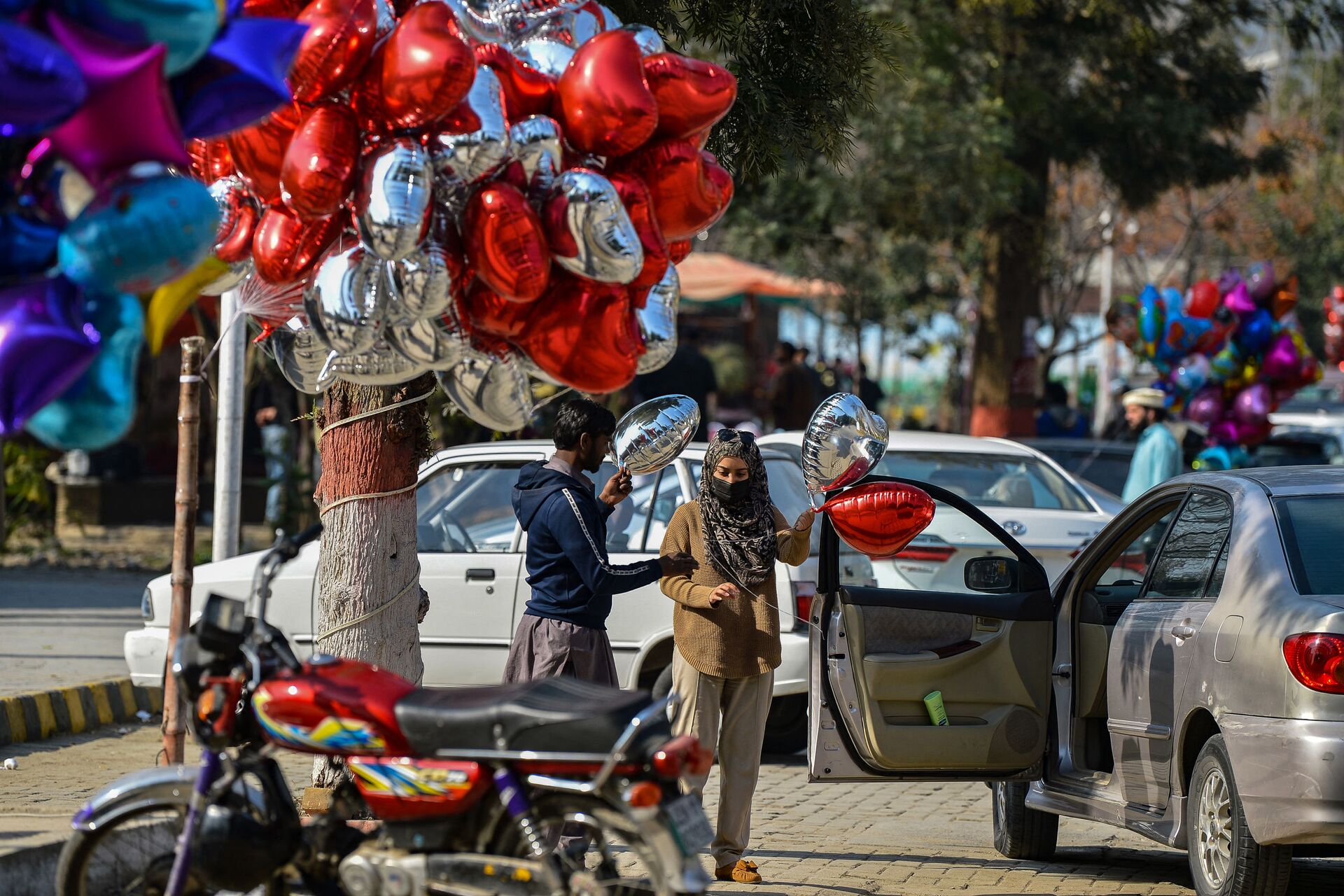 Bán bóng bay hình trái tim ở Islamabad, Pakistan - Sputnik Việt Nam, 1920, 14.02.2022