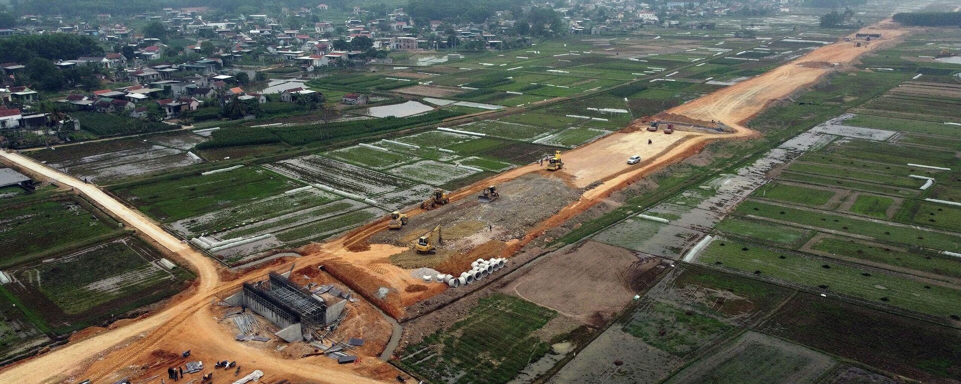 Trên công trường cao tốc Bắc – Nam phía đông đoạn Nghi Sơn – Diễn Châu - Sputnik Việt Nam, 1920, 15.02.2022