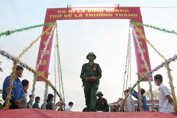 Thanh niên thành phố Vị Thanh lên đường nhập ngũ - Sputnik Việt Nam