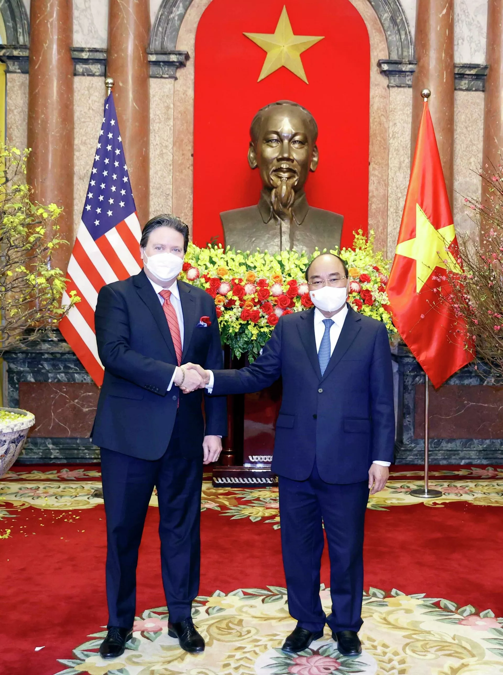 Chủ tịch nước Nguyễn Xuân Phúc nhận Quốc thư của Đại sứ Hoa Kỳ Marc Evans Knapper Chủ tịch nước Nguyễn Xuân Phúc nhận Quốc thư của Đại sứ Hoa Kỳ Marc Evans Knapper - Sputnik Việt Nam, 1920, 18.02.2022