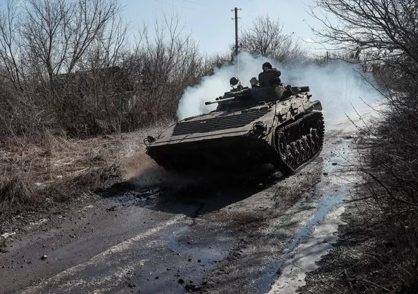 Một binh sĩ của lực lượng vũ trang Ukraina trên xe chiến đấu bộ binh ở vùng Donetsk Một binh sĩ của lực lượng vũ trang Ukraina trên xe chiến đấu bộ binh ở vùng Donetsk - Sputnik Việt Nam