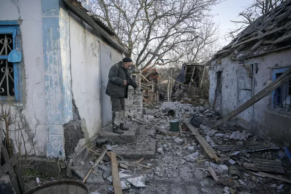 Tòa nhà bị phá hủy do pháo kích ở làng Taramchuk, tỉnh Donetsk Tòa nhà bị phá hủy do pháo kích ở làng Taramchuk, tỉnh Donetsk - Sputnik Việt Nam