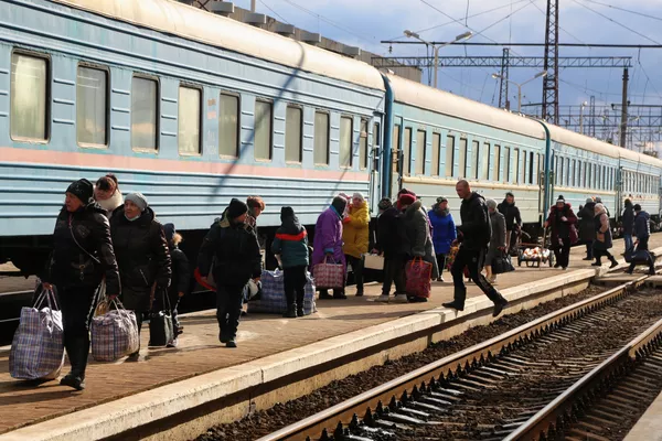 Cư dân của Cộng hòa Nhân dân Donetsk (DNR) tại nhà ga xe lửa ở Debaltsevo trong cuộc di tản sang tỉnh Rostov, Nga Cư dân của Cộng hòa Nhân dân Donetsk (DNR) tại nhà ga xe lửa ở Debaltsevo trong cuộc di tản sang tỉnh Rostov, Nga - Sputnik Việt Nam