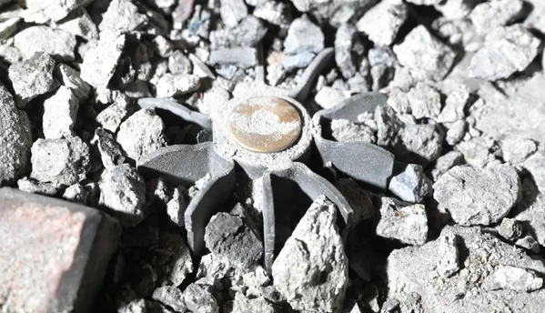 Mìn trong sân ngôi nhà tại làng mỏ "Trudovskaya" ở Donetsk Mìn trong sân ngôi nhà tại làng mỏ "Trudovskaya" ở Donetsk - Sputnik Việt Nam